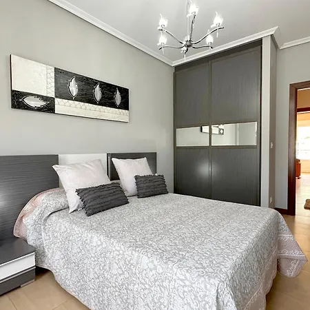 Adosado En Playa De Sonabia 카스트로우르디알레스